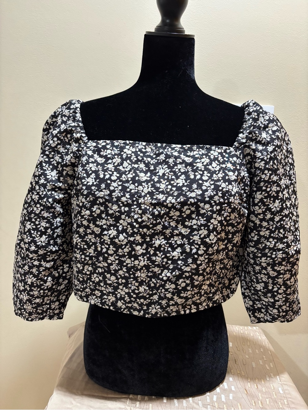 Levi's Black & White Floral Square-Neck Puff Sleeve Crop Top